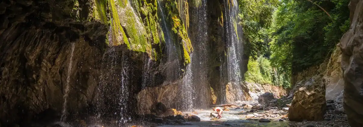 ΠΑΝΤΑ ΒΡΕΧΕΙ